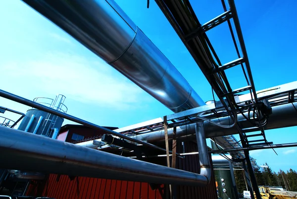Zona industrial, instalación de tuberías de acero y cables en b — Foto de Stock