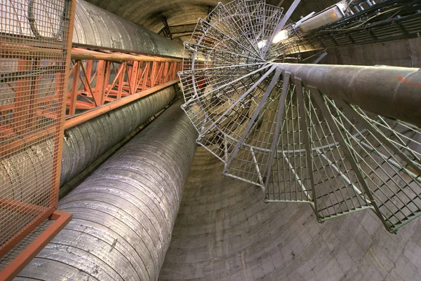Equipos, cables y tuberías como se encuentran en el interior de powe industrial —  Fotos de Stock