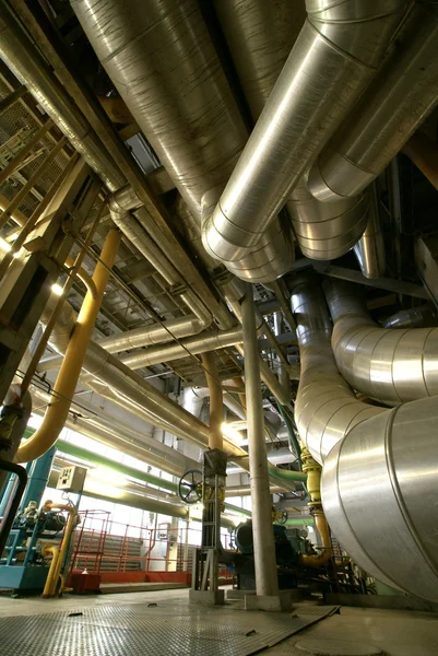 Equipos, cables y tuberías como se encuentran en el interior de powe industrial —  Fotos de Stock