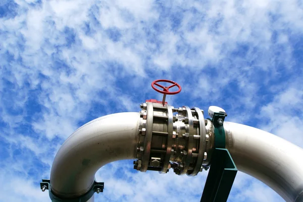 Industrial pipelines and valve with a natural blue background — Stock Photo, Image