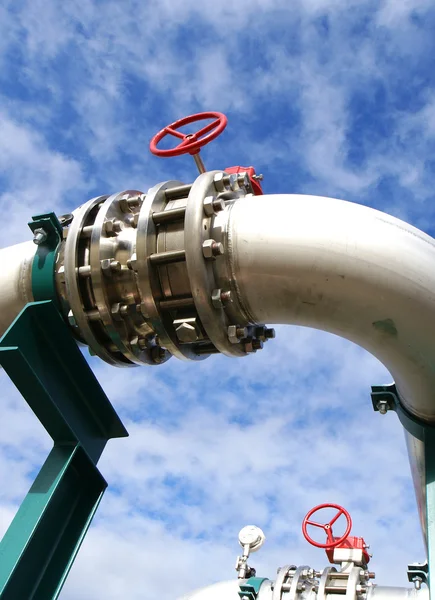 Průmyslové potrubí a ventilů s přírodním modrým pozadím — Stock fotografie
