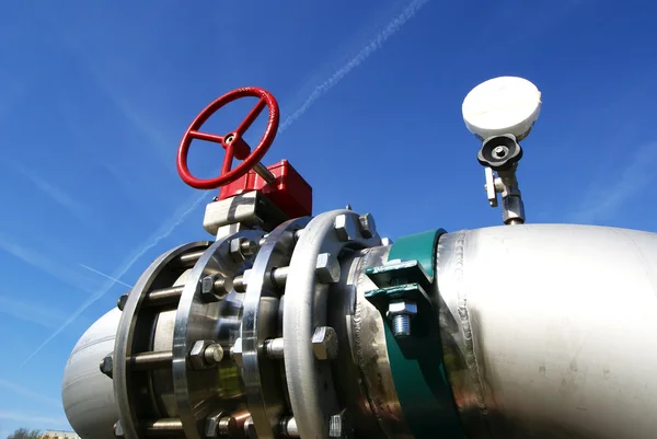 Industriële pijpleidingen en ventiel met een natuurlijke blauwe achtergrond — Stockfoto