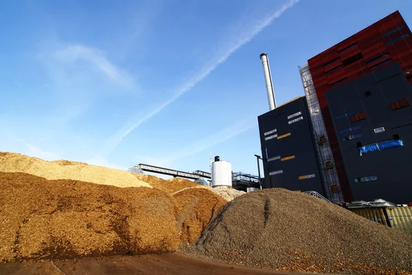 Usina elétrica com armazenamento de combustível de madeira contra o céu azul — Fotografia de Stock