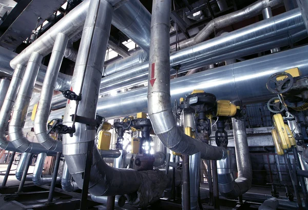 Equipamentos, cabos e tubulações como encontrados dentro de powe industrial — Fotografia de Stock