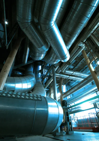 Equipos, cables y tuberías como se encuentran en el interior de powe industrial — Foto de Stock