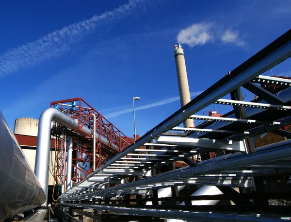 Industrizon, stålrörledningar och kablar i blå toner — Stockfoto