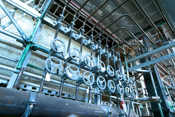 Attrezzature, cavi e tubazioni che si trovano all'interno del powe industriale — Foto Stock