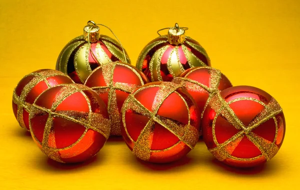 Різдвяні кульки на жовтому фоні — стокове фото