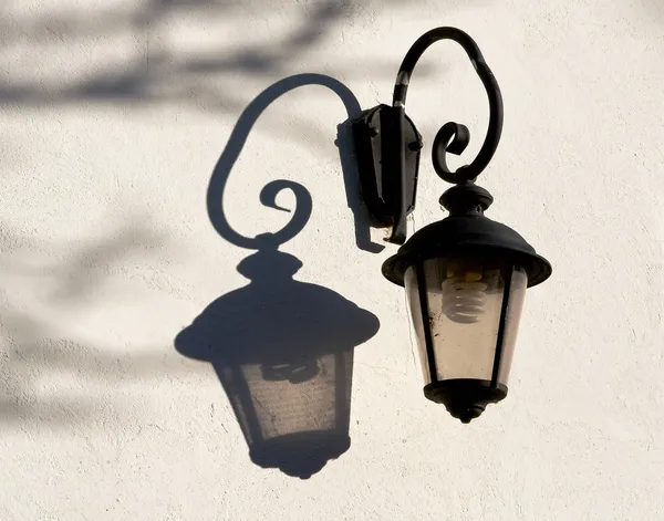 Lâmpada de rua velha com lâmpada elétrica moderna — Fotografia de Stock