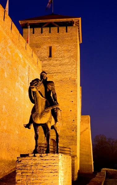 Sculpture d'un chevalier devant le château de Gyula au crépuscule — Photo