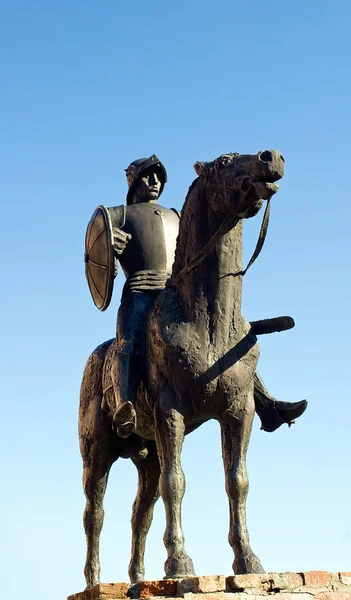 Escultura de um cavaleiro diante do castelo em Gyula — Fotografia de Stock
