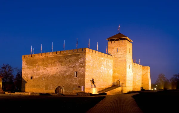 O castelo da cidade Gyula no crepúsculo — Fotografia de Stock