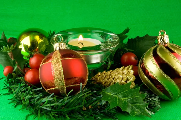 Kerst ornamenten op groene achtergrond — Stockfoto