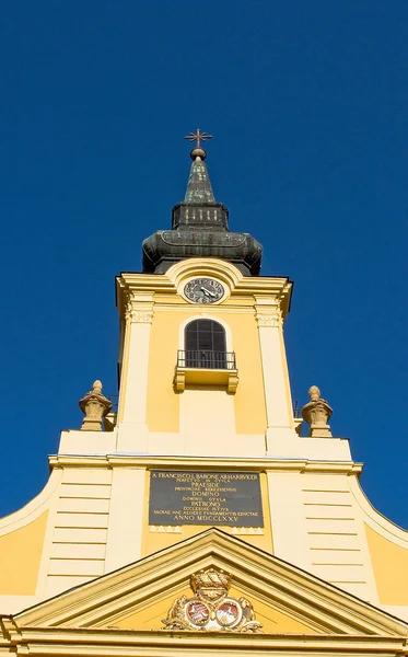 Torre de uma igreja católica — Fotografia de Stock