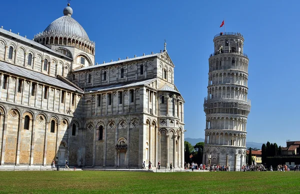A torre inclinada de Pisa com a catedral — Fotografia de Stock