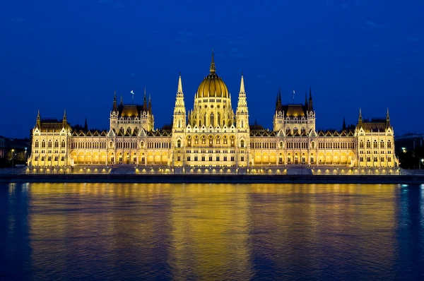 夜のブダペストの議会 — ストック写真