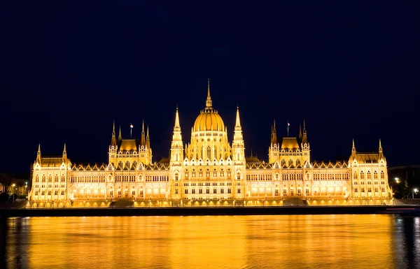 夜のブダペストの議会 — ストック写真