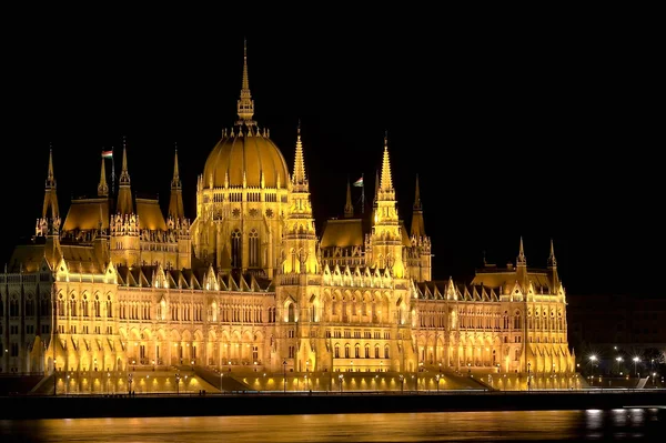 Il Parlamento ungherese di notte Foto Stock Royalty Free