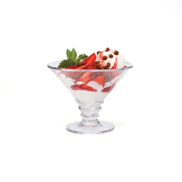 Glass med jordgubbar, mynta och choklad chips — Stockfoto