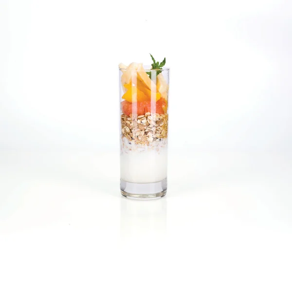 Kopp frukost hälsosamma müsli med persika och yoghurt — Stockfoto
