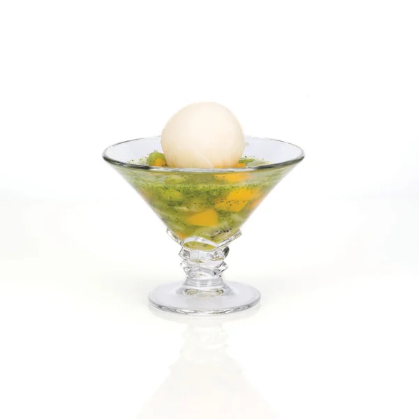 Склянка свіжого фруктового салату і сорбету — стокове фото