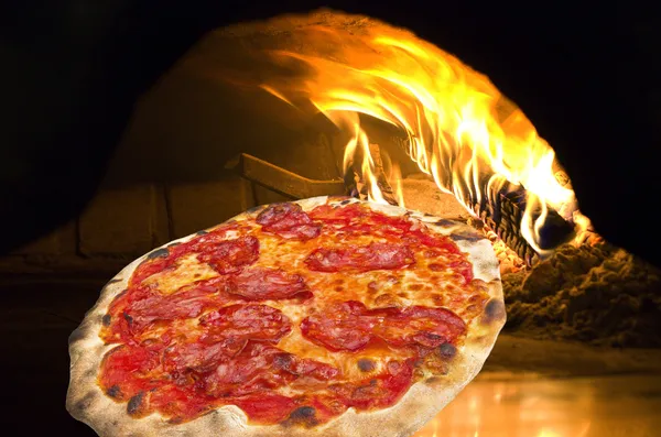 Pizza z salami gorąco — Zdjęcie stockowe