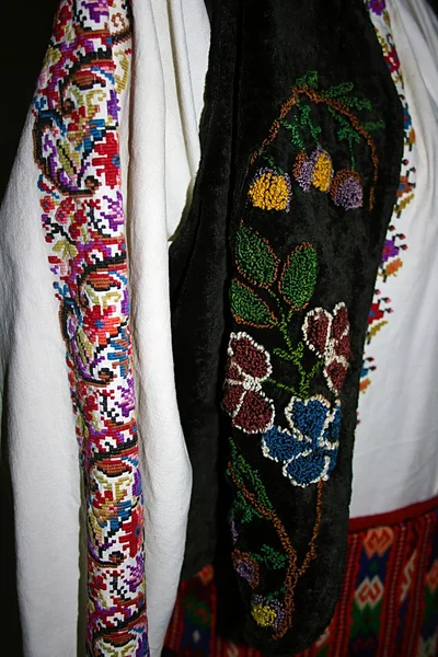 Traje popular romeno tradicional.Detalhe 2 — Fotografia de Stock