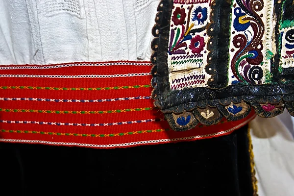 Traje popular romeno tradicional.Detalhe 6 — Fotografia de Stock