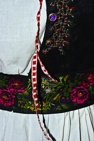 Costume folklorique roumain traditionnel.Détail 9 — Photo