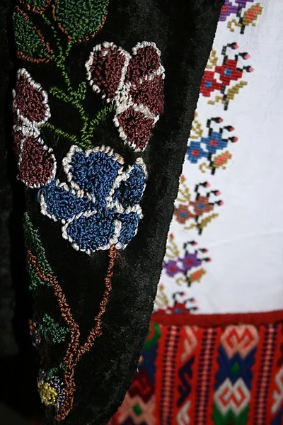 Traje popular romeno tradicional.Detalhe 12 — Fotografia de Stock