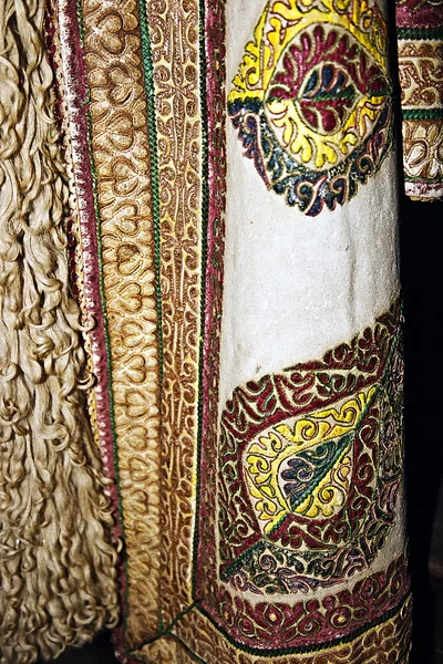 Costume folklorique roumain traditionnel.Détail 17 — Photo
