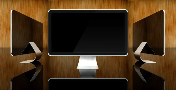 Екрани комп'ютерів стільниці на дерев'яному фоні, текстовий простір — стокове фото