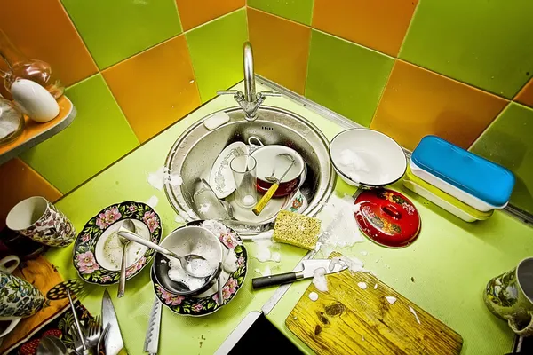Миття посуду — стокове фото