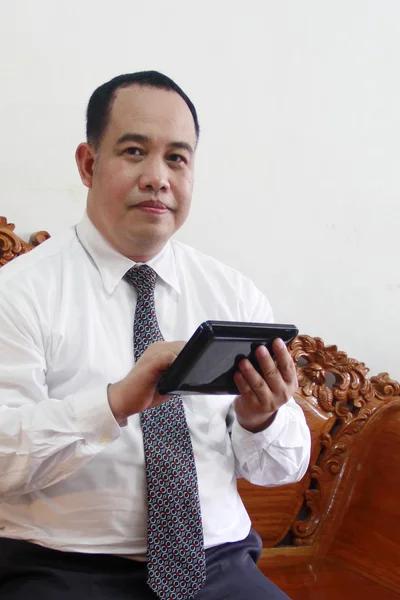 Geschäftsmann mit Tablet-Computer — Stockfoto