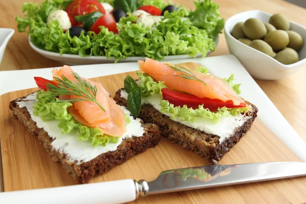Sanduíche de salmão fresco — Fotografia de Stock
