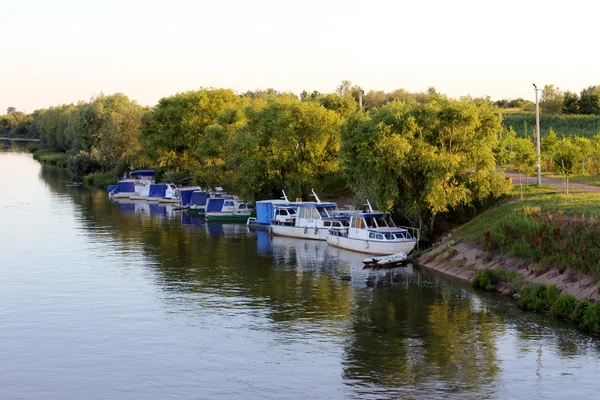 Barcos en el río —  Fotos de Stock