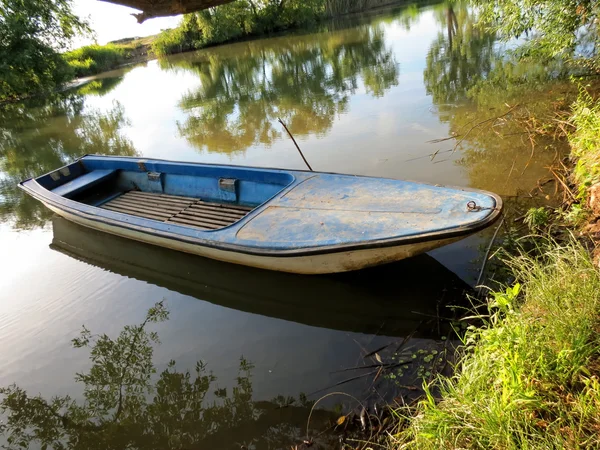 Boat in water — Stock Photo, Image