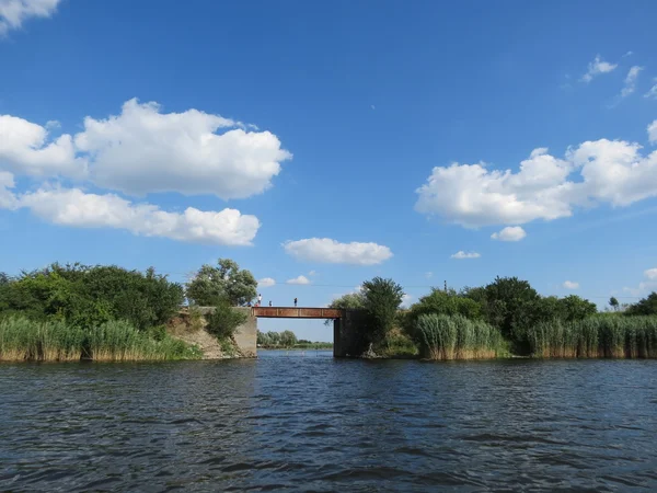 Ponte no lago — Fotografia de Stock