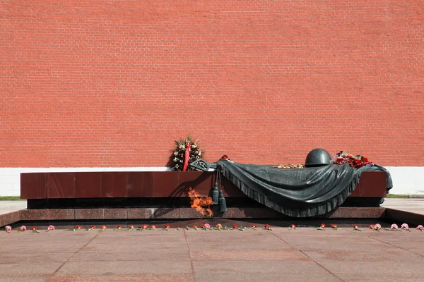 Moscow. Tomb of the Unknown Soldier. Eternal fire. — Stock Photo, Image