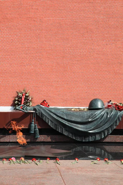 Moscow. Tomb of the Unknown Soldier. Eternal fire. — Stock Photo, Image
