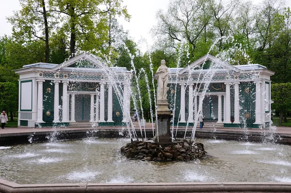 ペテルゴフの公園でアダムとイブの噴水 — ストック写真