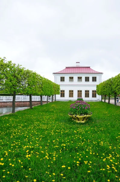 Дворец Марли в парке Петергофа — стоковое фото