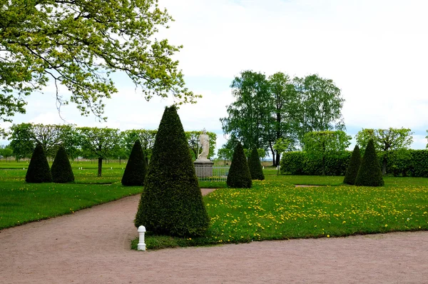 Spring in Petergof park (St. Petersburg, Russia) — Stock Photo, Image