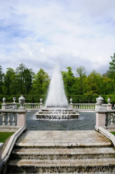 Fountains in Petergof park. The Pyramid Fountain — Stock Photo, Image