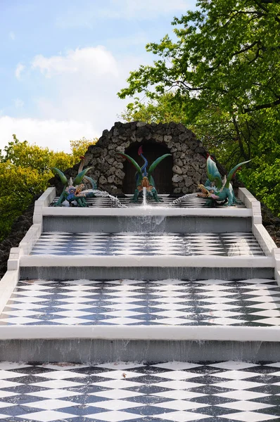 Fountains in Petergof park. The Chessboard Hill Cascade — Stock Photo, Image