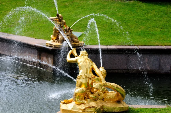 Fountains in Petergof park. Fountains Samson — Stock Photo, Image