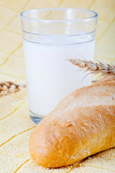 Pão e um copo de leite — Fotografia de Stock