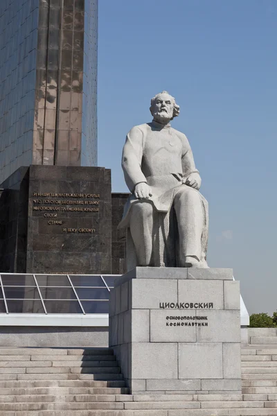 Памятник Циолковскому в Москве — стоковое фото