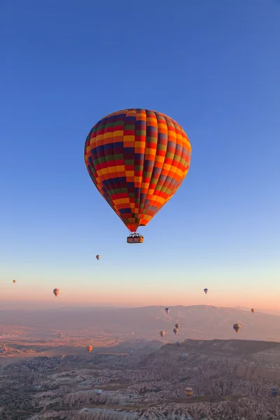 Luftballons am Himmel über Kappadokien bei Sonnenaufgang — Stockfoto