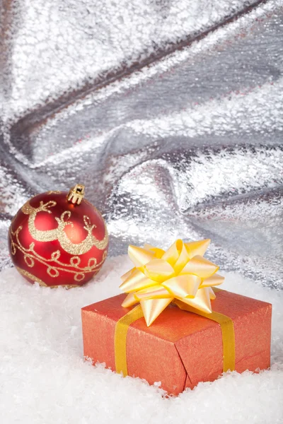 Bola de Navidad y regalos —  Fotos de Stock
